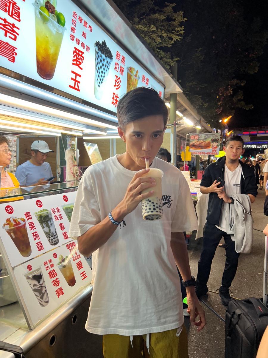 日本跑手大迫傑到訪台灣中壢夜市,大讚微糖珍珠奶茶好飲(EKIDEN SPORTS 提供)