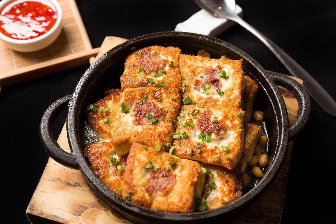 一般客家菜館都會製作釀豆腐。它外表金黃,裏邊包有瘦肉或魚肉等餡料。(圖片來源:視覺中國)