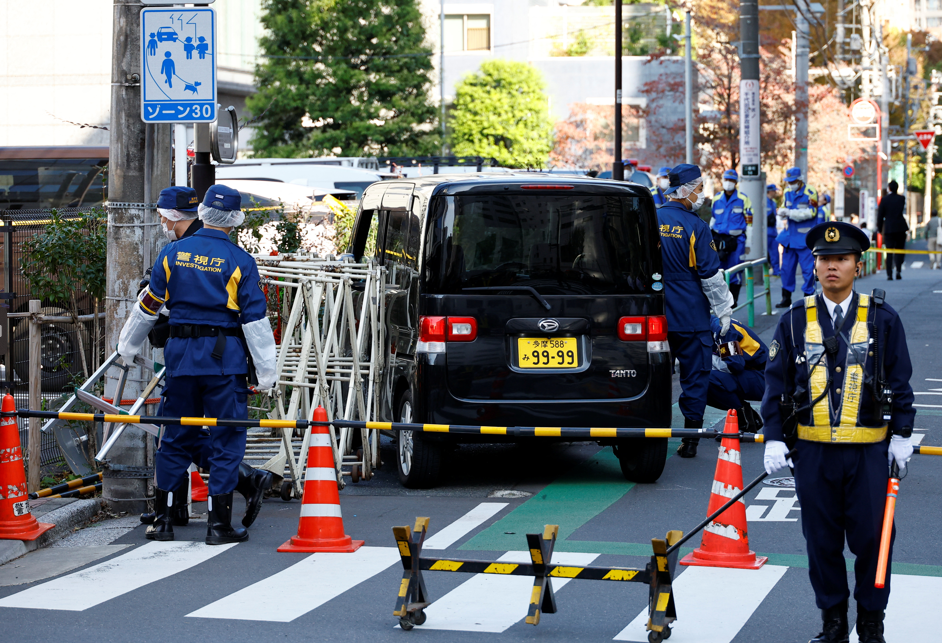 以巴衝突持續之際,一輛汽車撞向在日本東京的以色列大使館附近的路障,一名男子當場被捕。(路透社)
