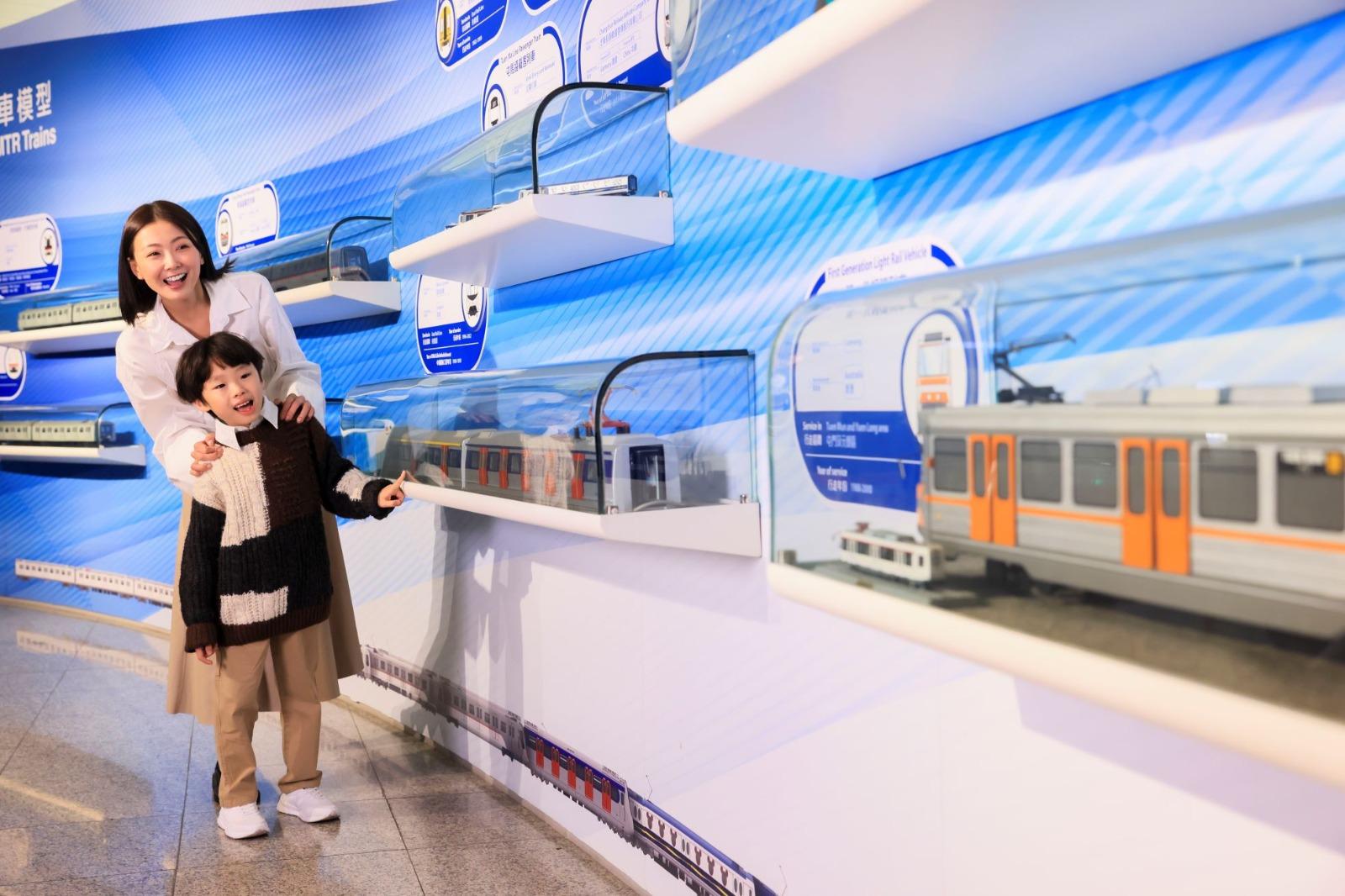 • 公眾可以一次過欣賞由第一代至現役的不同列車模型,包括第一代俗稱白頭的載客列車、機場快綫及東涌綫列車,還有第一代的電氣化東鐵列車和高速鐵路列車「動感號」等,一同回顧香港列車的發展。