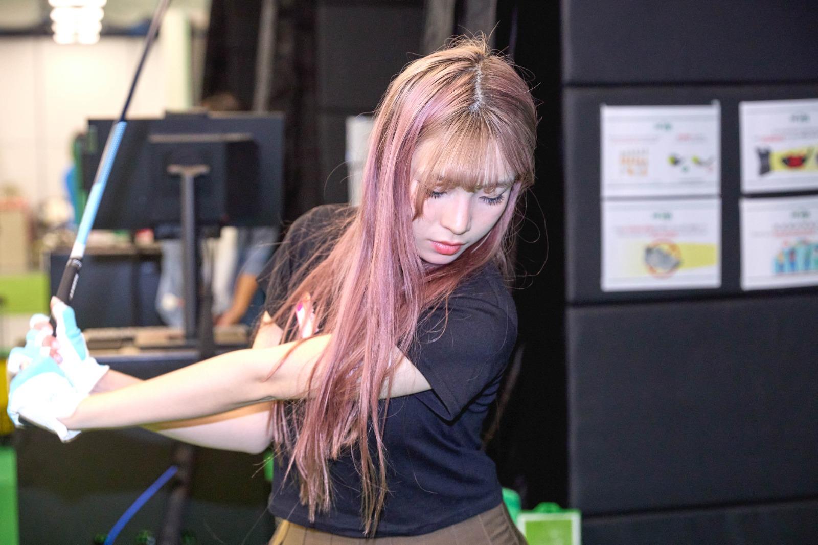 17GolfGirls主播落場打高爾夫球經歷超過半年學習,打來有板有眼