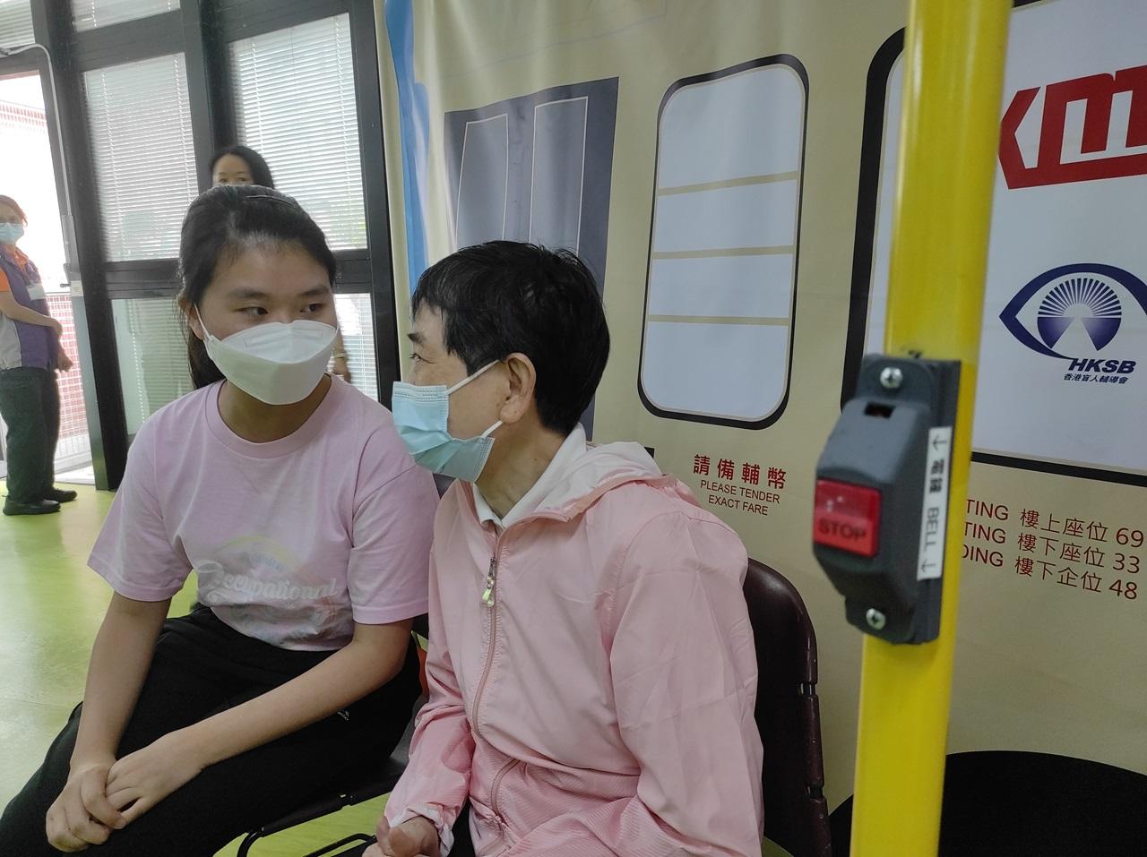 治療第二部分學生就會使用模擬下車鐘、車廂和車站廣播等治療工具。(李朗僑攝)