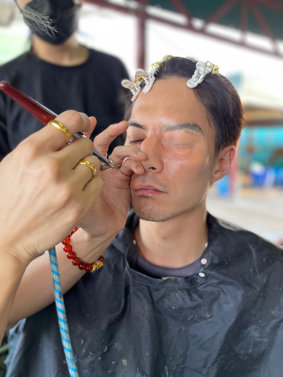 朱仔被毒打後的妝容相當迫真,事前需花時間進行特技化妝。