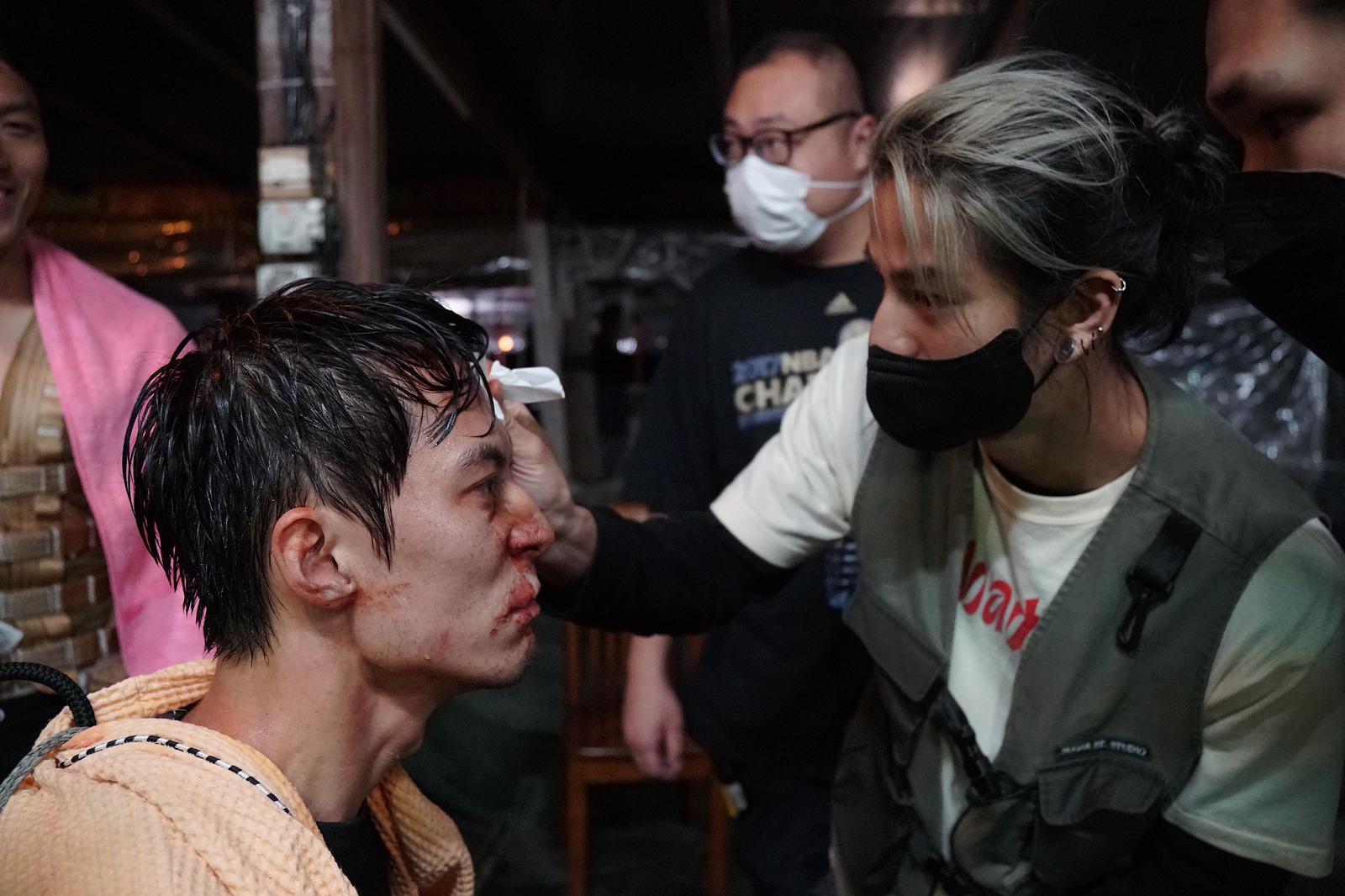 朱仔被毒打後的妝容相當迫真,事前需花時間進行特技化妝。