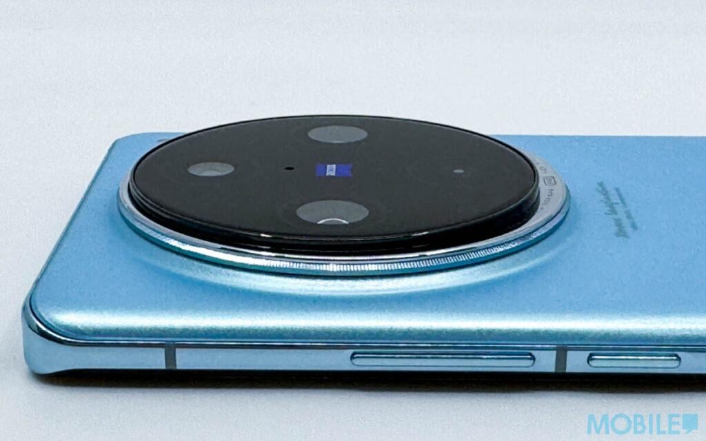 vivo X100 Pro 相機鏡頭模組佔據機背上半位置,但整體突出幅度較少