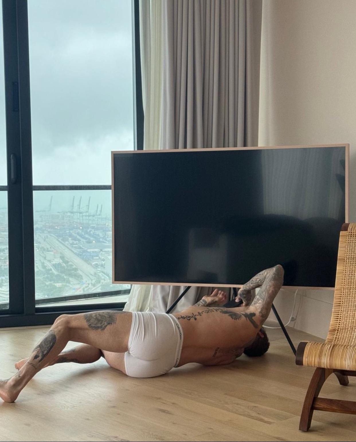 Victoria貼碧咸的白底生活照出賣老公。