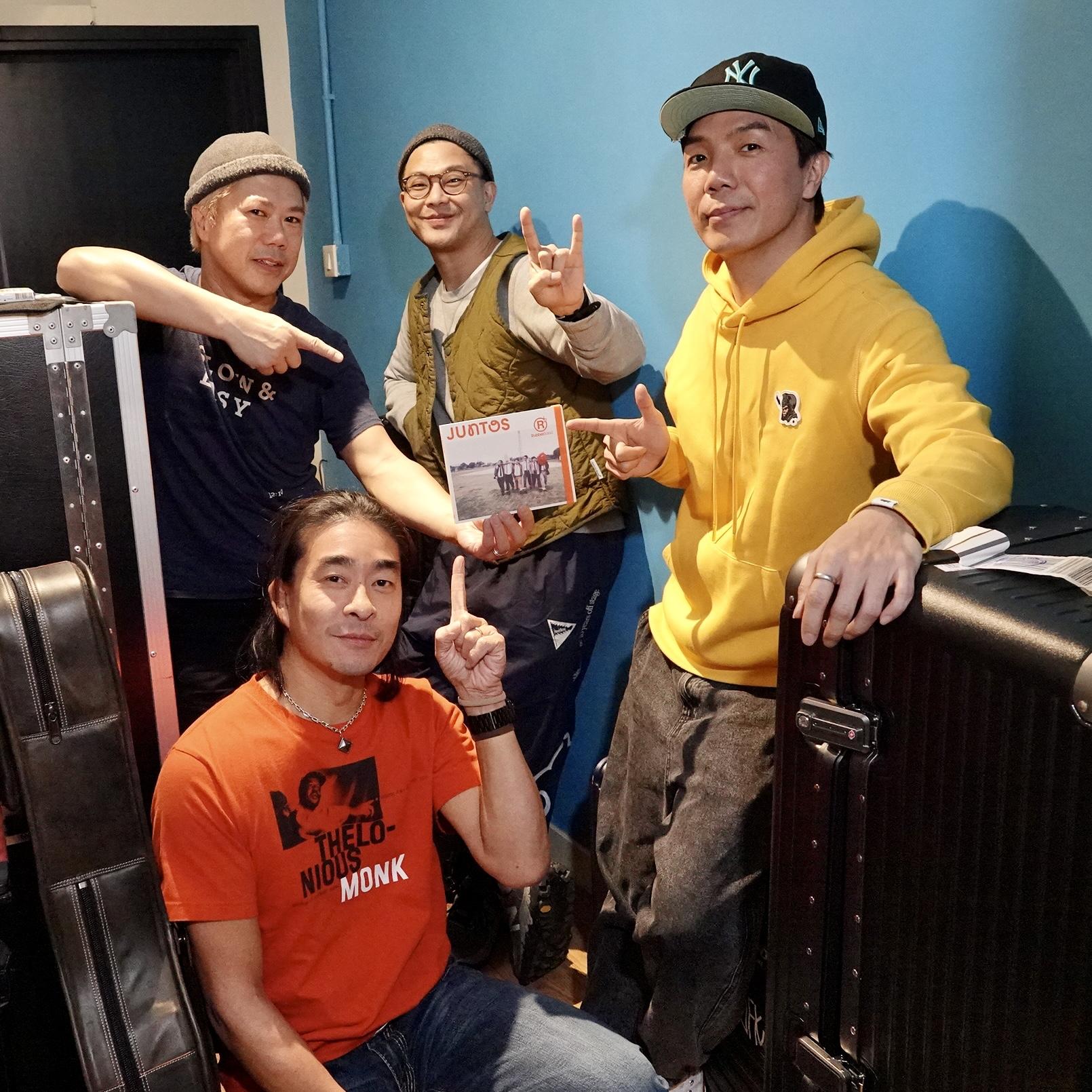 RubberBand的《JUNTOS》實體大碟,與演唱會頭場當日推出,