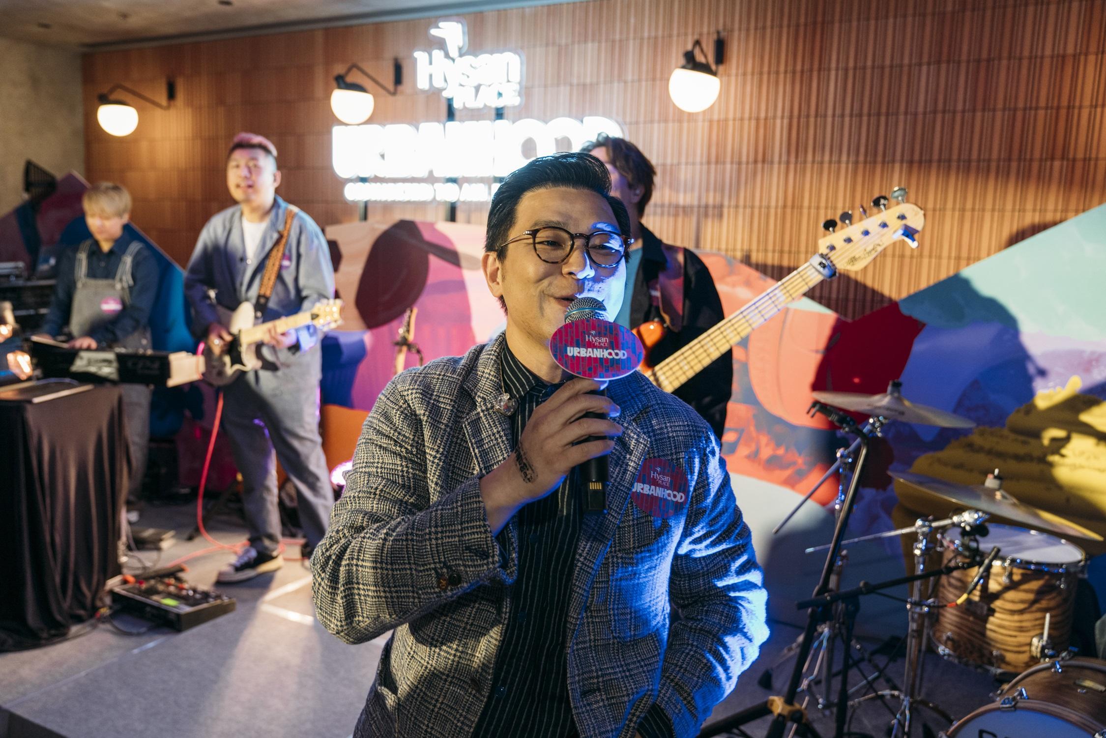 Rubber Band日前於銅鑼灣出席商場活動,雖然三缺一,仍連唱3首歌助慶。