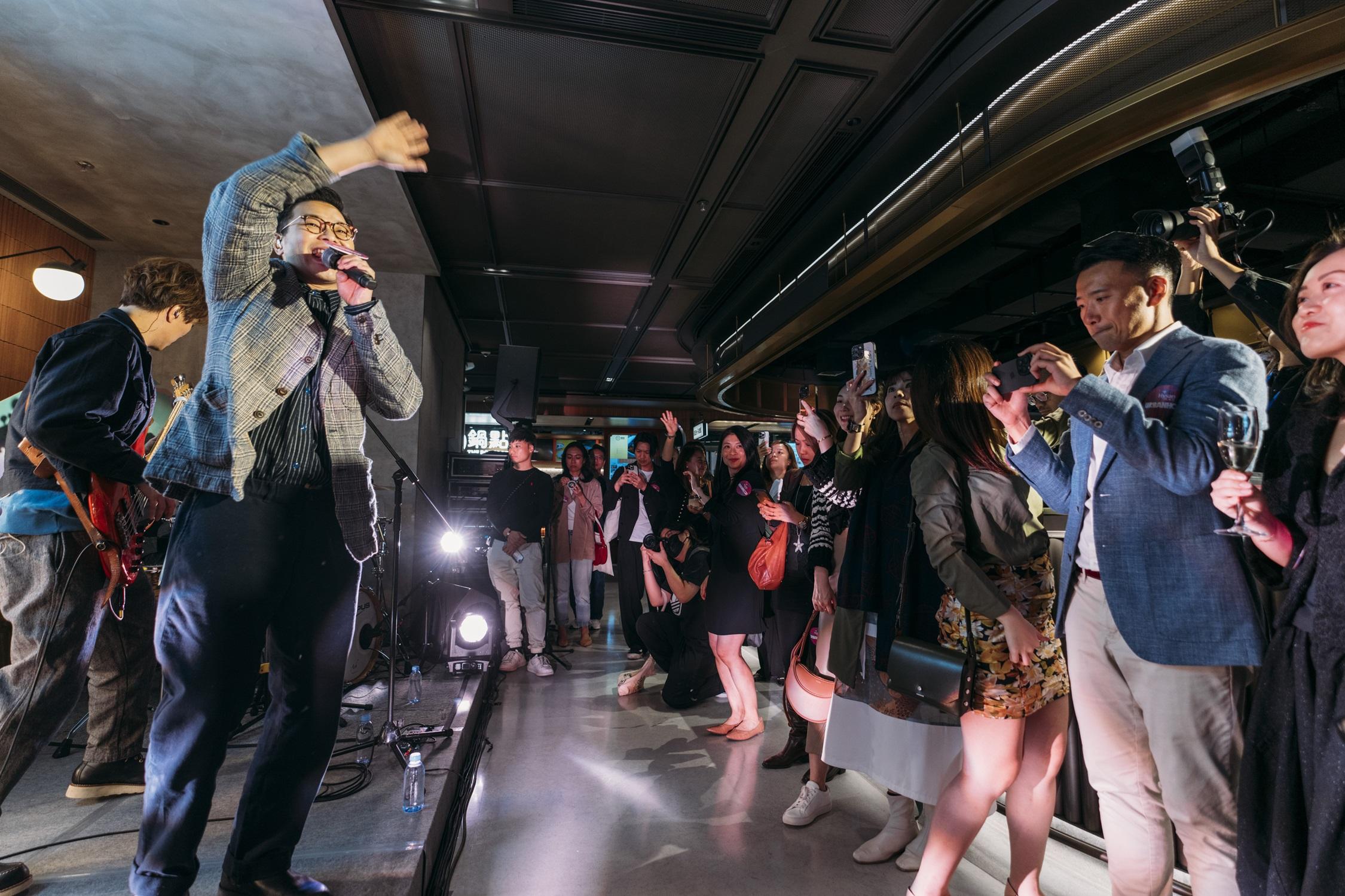 Rubber Band日前於銅鑼灣出席商場活動,雖然三缺一,仍連唱3首歌助慶。