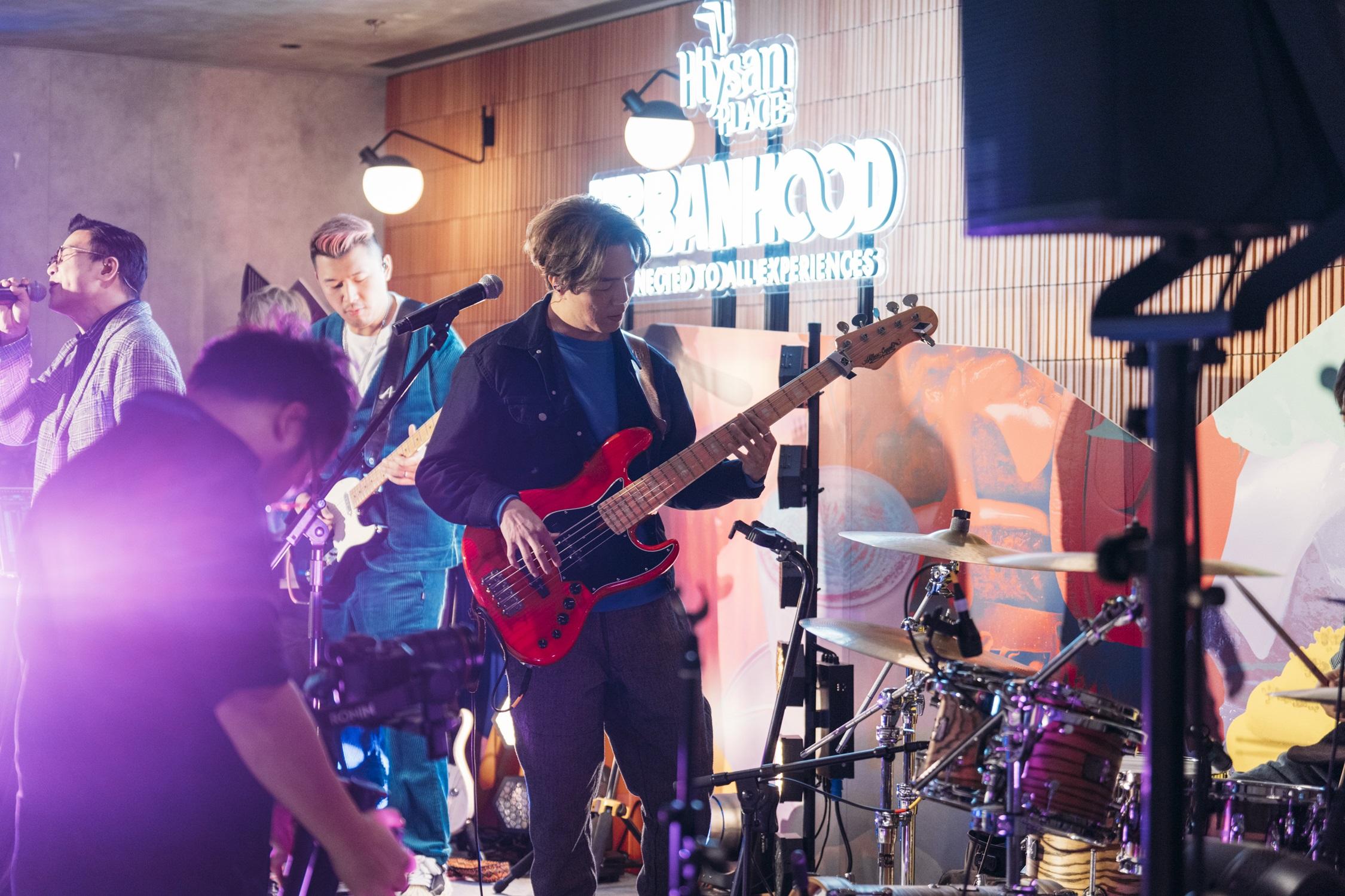 Rubber Band日前於銅鑼灣出席商場活動,雖然三缺一,仍連唱3首歌助慶。