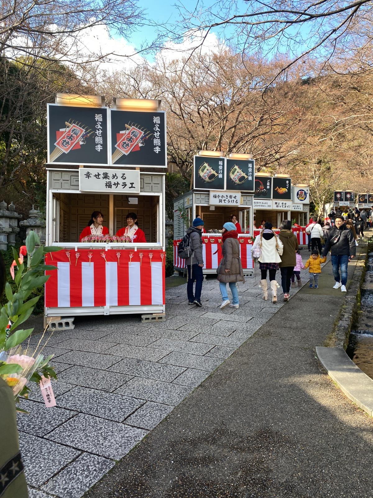 東京大阪自由行|由福娘來授予販賣各款開運小物,每個攤位的開運吉祥物都有不同的功用。(圖片來源:日本見)