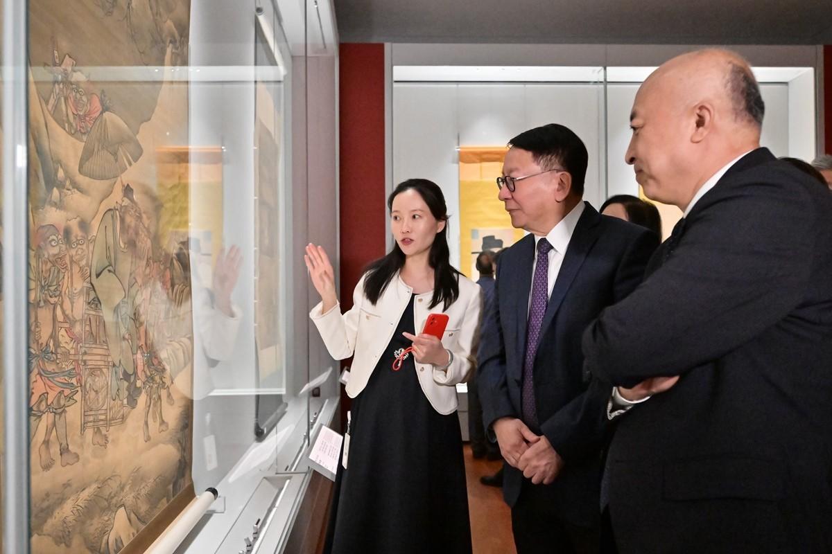 陳國基(右二)參觀「故宮博物院藏明代人物畫名品」展覽。(政府新聞處)