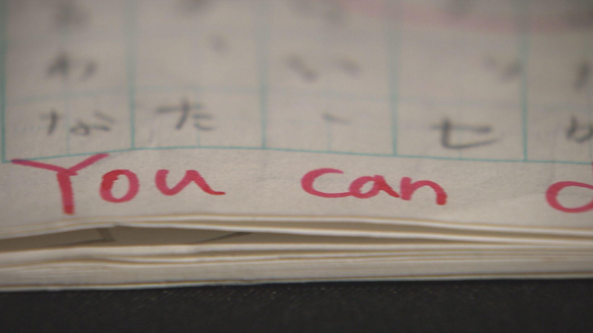 教師在女童的筆記寫上「You can do it」。(新聞截圖)