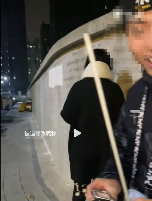 浙江女將電焊條誤當仙女棒 放煙花不成被朋友放上微博還原真相(微博截圖)