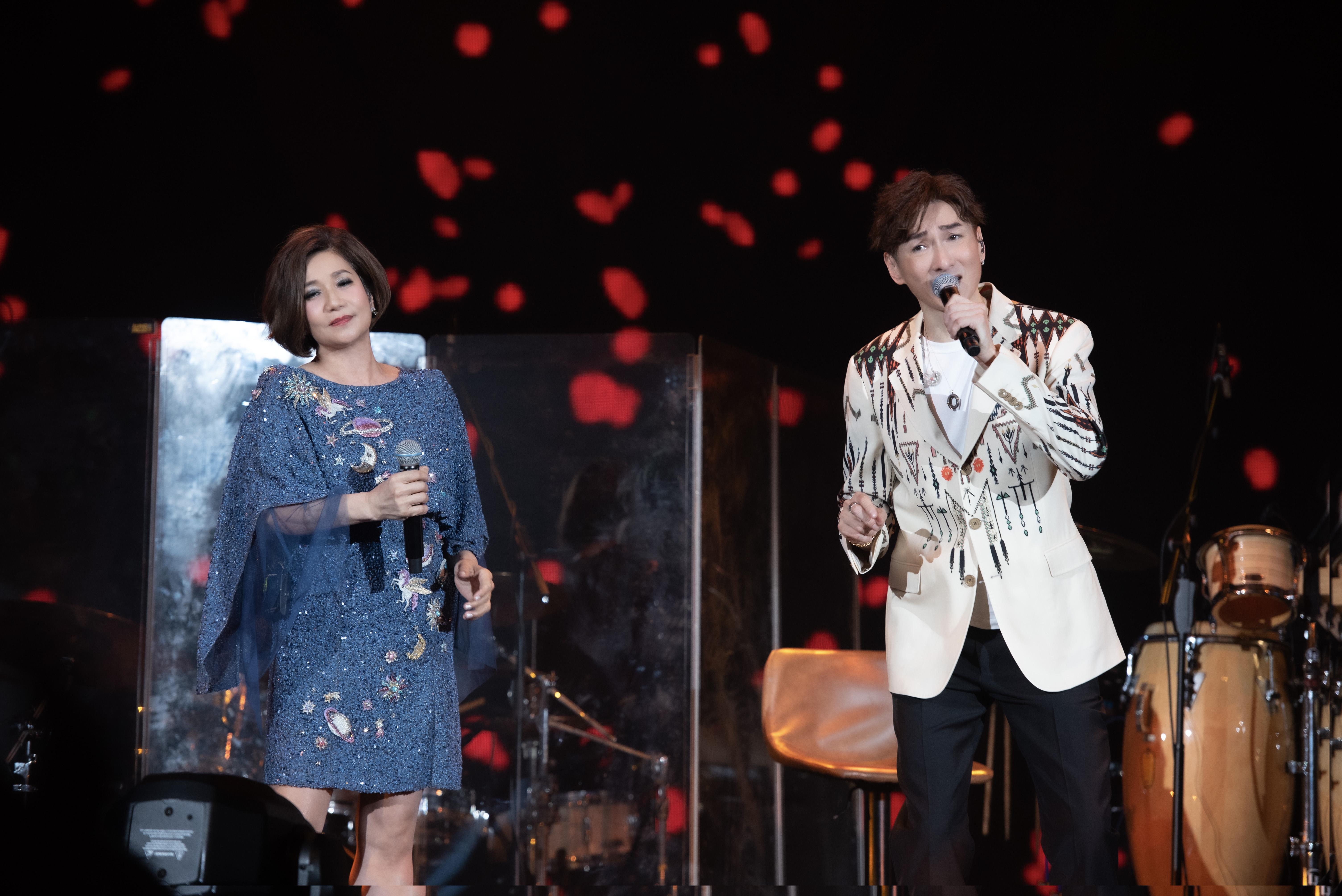 胡渭康與韋綺姍合唱《相逢何必曾相識》。