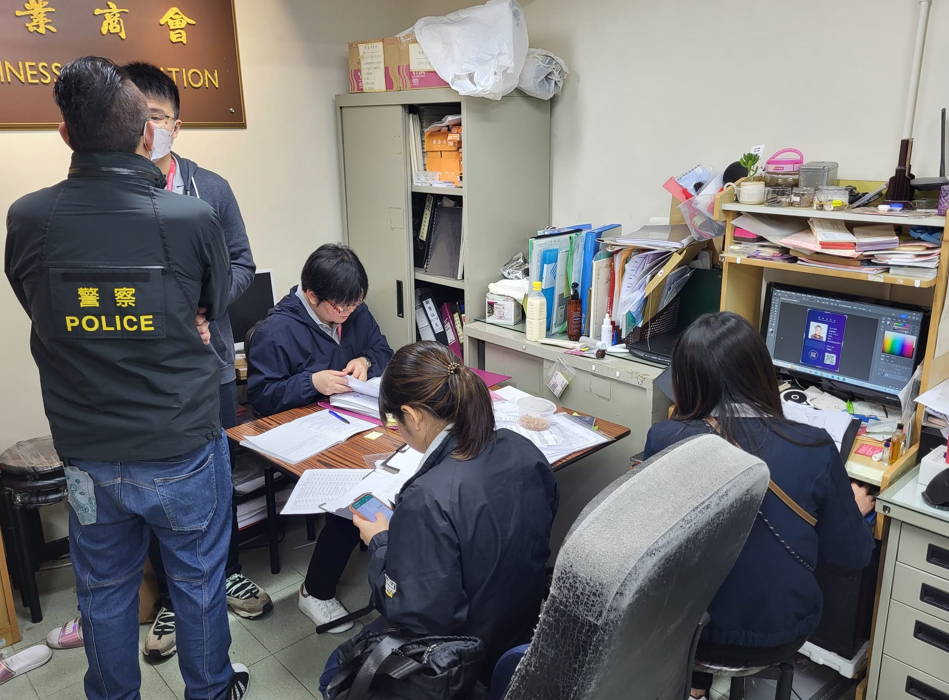 競爭事務委員會與警方今天(17日)早上展開搜查行動,根據法庭手令搜查了13個分別位於紅磡、屯門及元朗的處所,包括多間殯儀服務公司,及一個商會的辦公室。(競委會圖片)