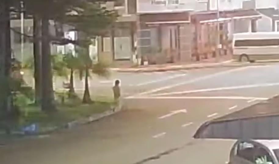 警方接獲一名酒店女服務員的報案,指有人裸跑。(FB)