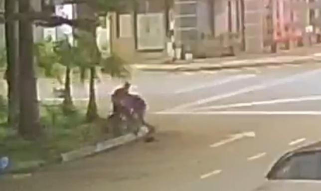 幾名警員合力將他壓制,隨後將他帶到警局。(FB)