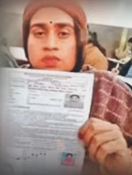 監考官發現Angrej的樣貎與申請表上的照片不同。(X)