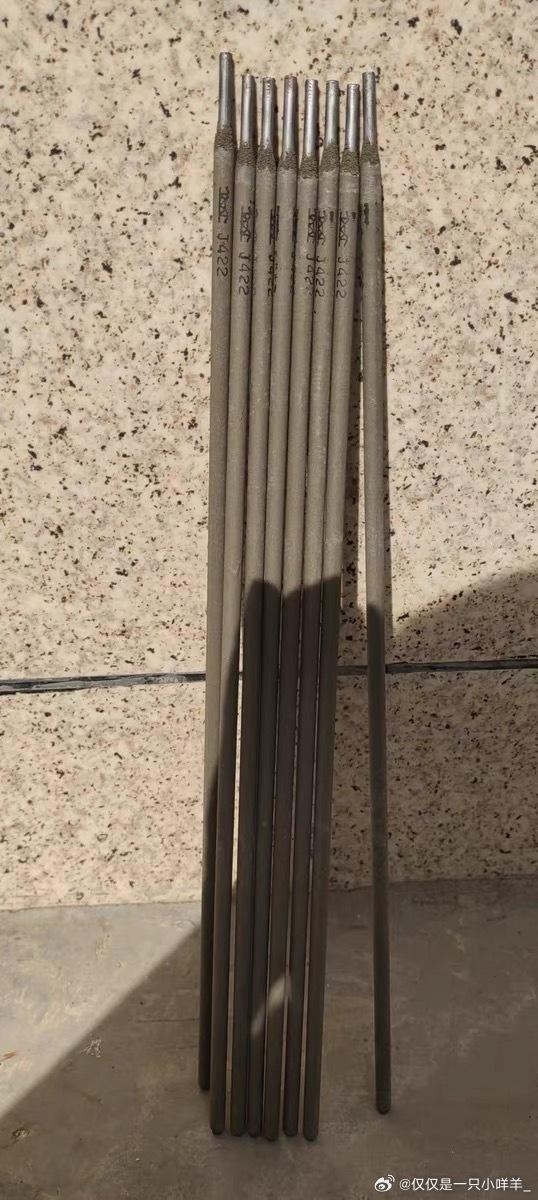 另有網民指在街上找到大量電焊條,懷疑有人想買仙女棒但買錯電焊條(微博截圖)