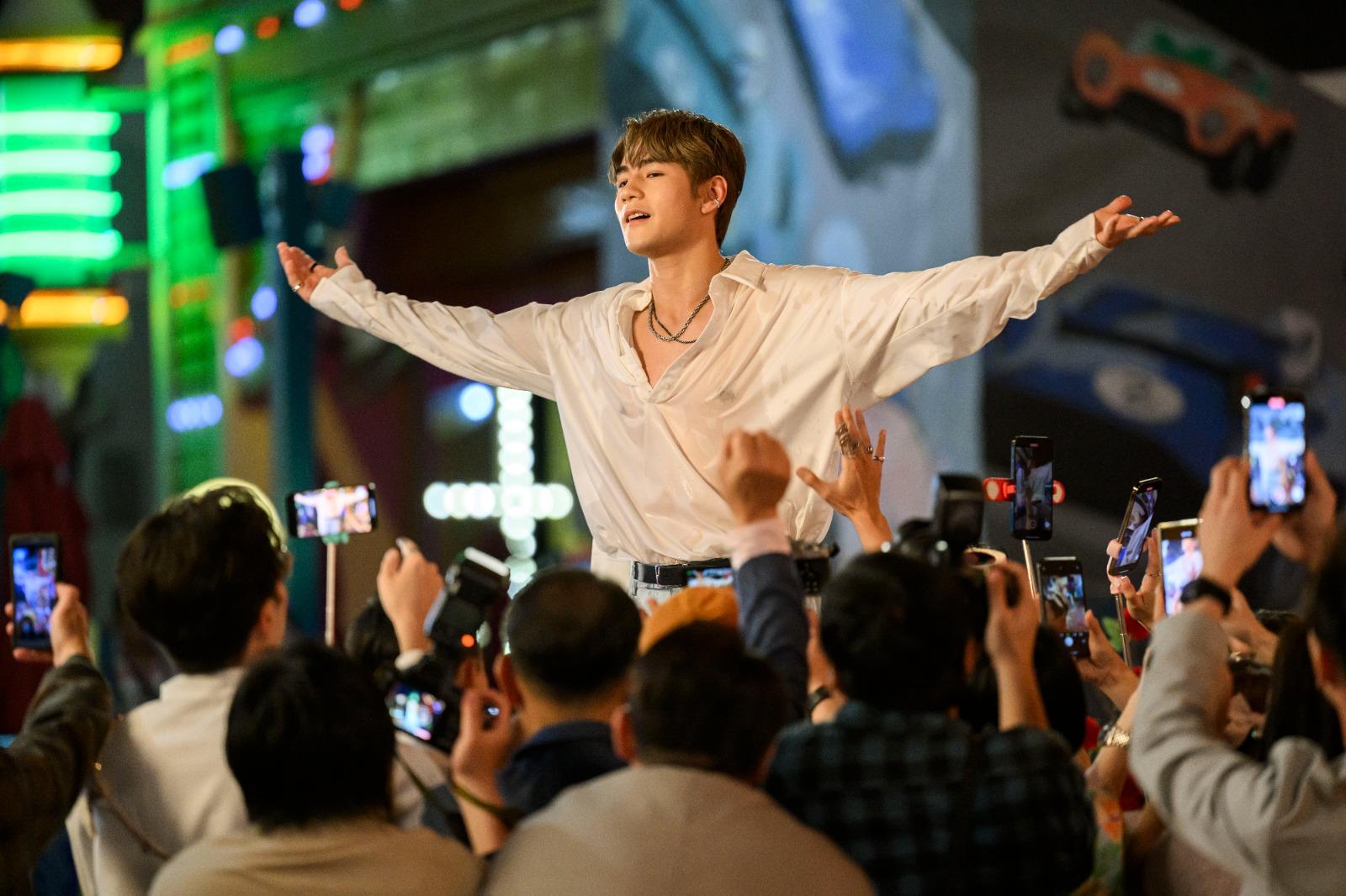 Jeffrey濕身透點上陣,非常吸睛。