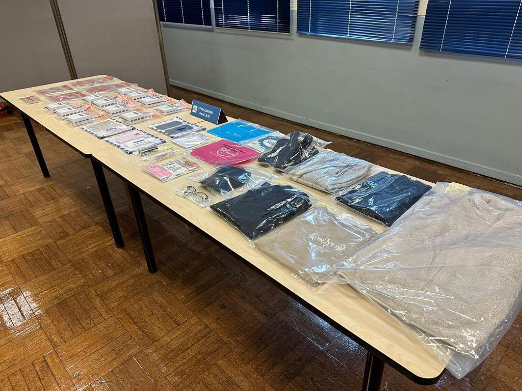 警方展示檢獲的贓物及證物。