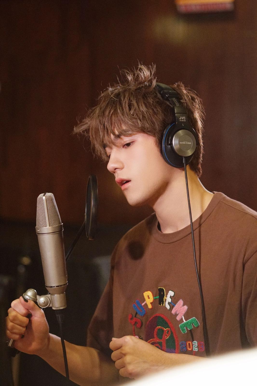 Jeffrey為電影接王菀之棒翻唱《狠愛狠愛你》。