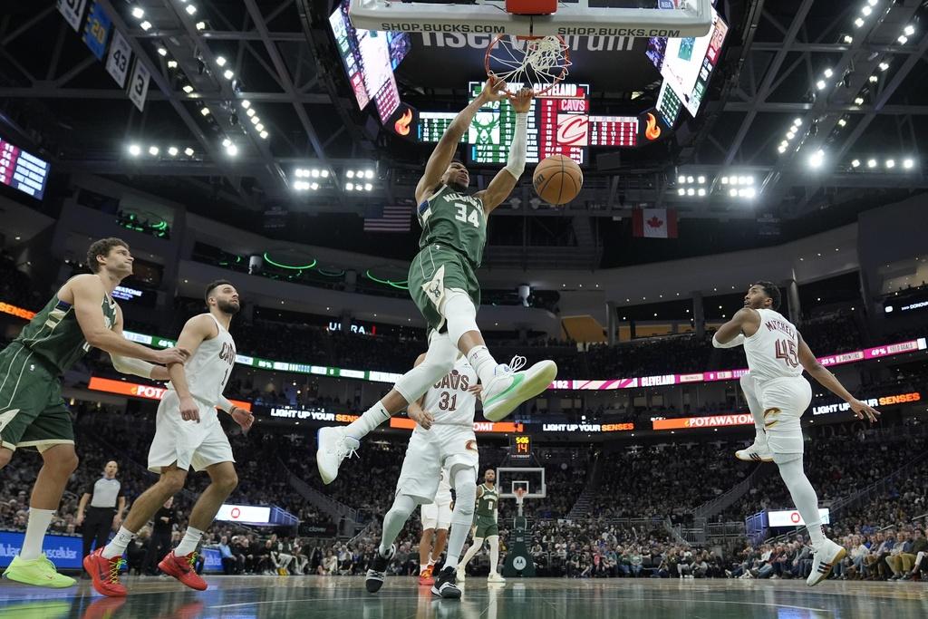 公鹿10分擊敗騎士。(美聯社)