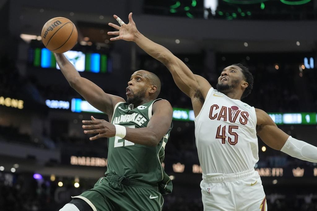 公鹿10分擊敗騎士。(美聯社)