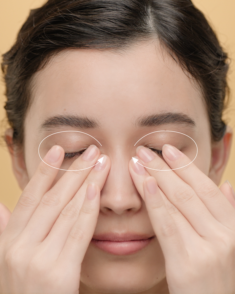 1. 淡化黑眼圈：用無名指輕輕按壓內眼角下方的凹陷處，然後沿著眼周輕柔滑動，重複三遍，然後輕輕按壓太陽穴。