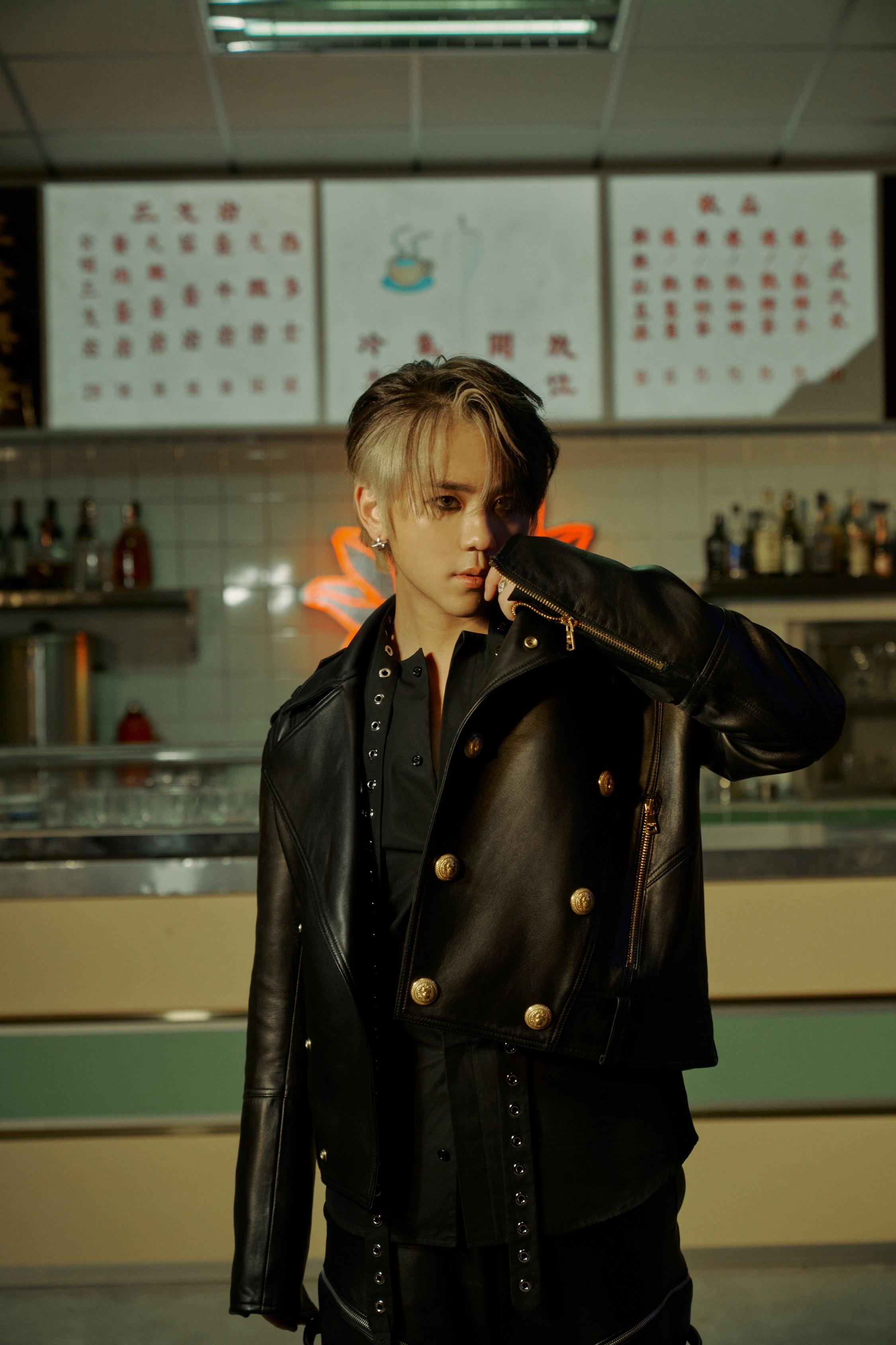 姜濤以Bad Boy造型帶出新歌《黑月》訊息,若放任慾望橫行就會徹底沉淪。