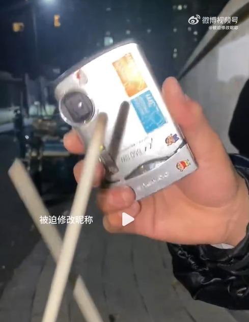 浙江女將電焊條誤當仙女棒,朋友多次嘗試點燃都不成功(微博截圖)