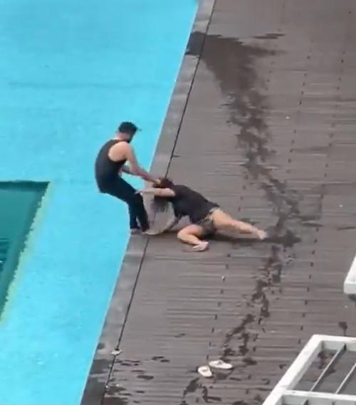 男方突然雙手硬扯女子的長髮,將她拉進泳池。(X)