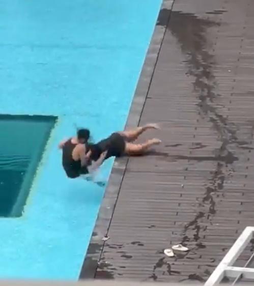 男方突然雙手硬扯女子的長髮,將她拉進泳池。(X)