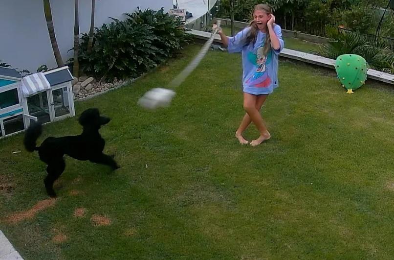 Rosie也很害怕,與蛇保持距離,卻不願放手,亦顯得不知所措。(YouTube)