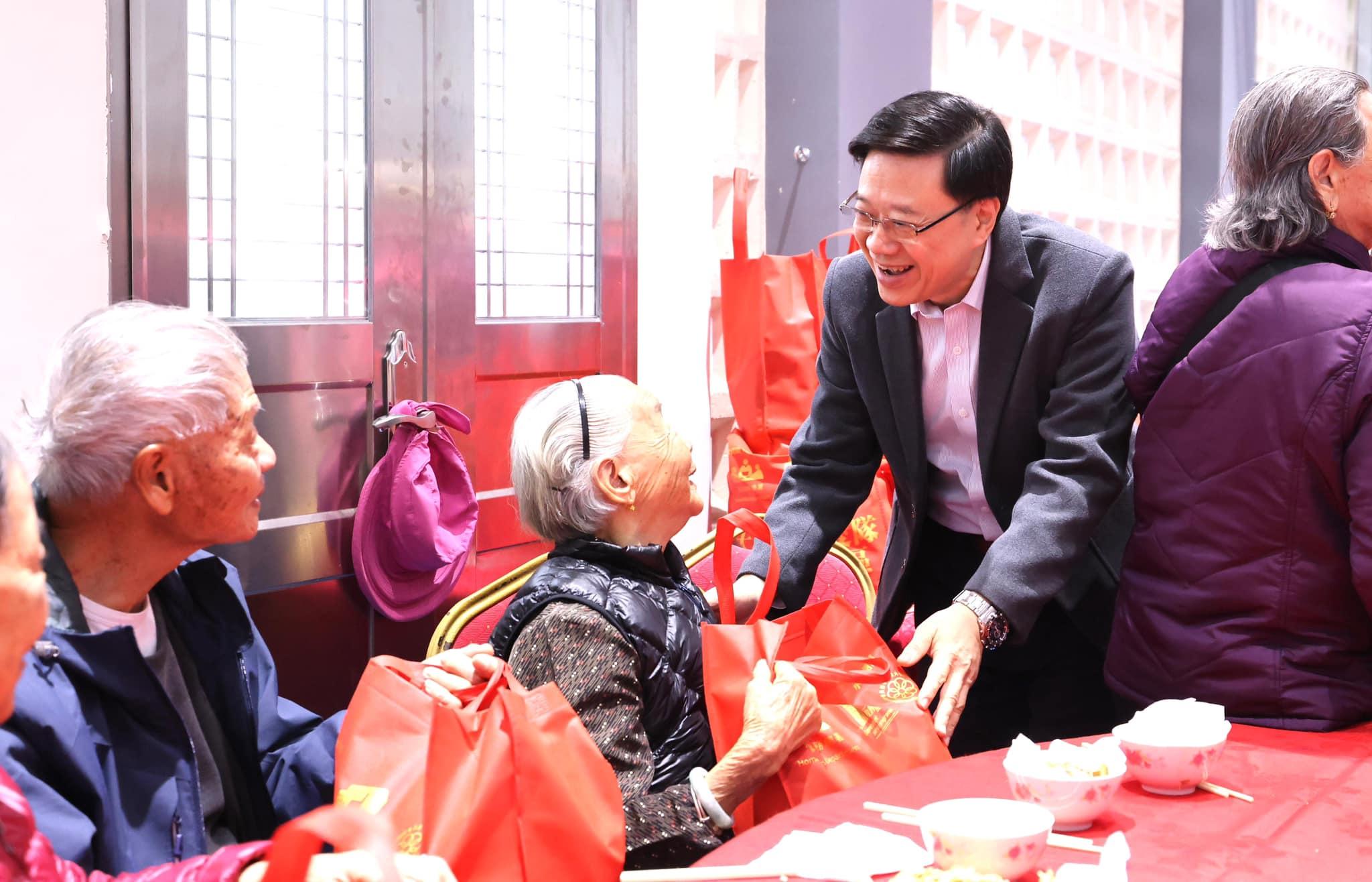 李家超林村拋寶牒祝香港龍騰新程 並率領關愛隊家訪送福袋