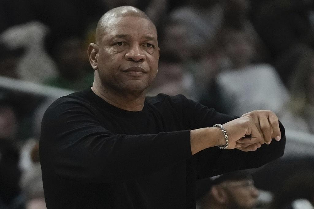 利華士教練的首場主場,公鹿繼續輸。(美聯社)