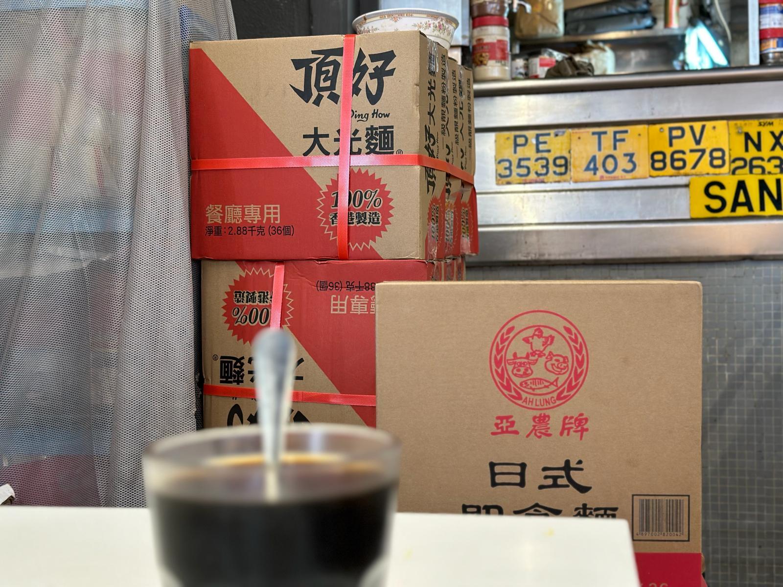 近日大光麵熱潮席捲全港,不少市民都希望可以買幾箱回家復刻茶記味道。