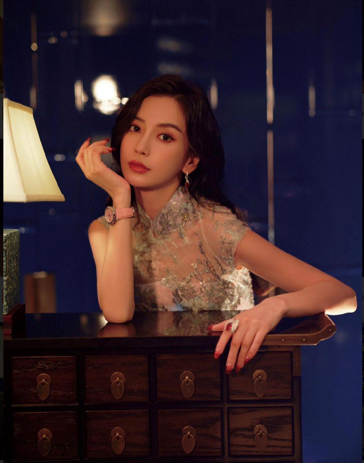 Angelababy穿旗袍出席英國BAFTA晚會。