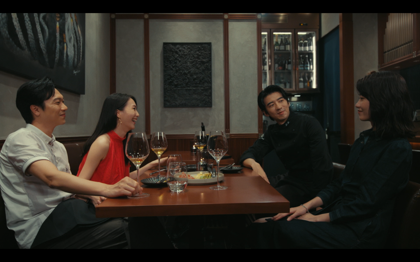 烈火(傅孟柏飾)大方介紹瑪嘉烈認識兩位前度。