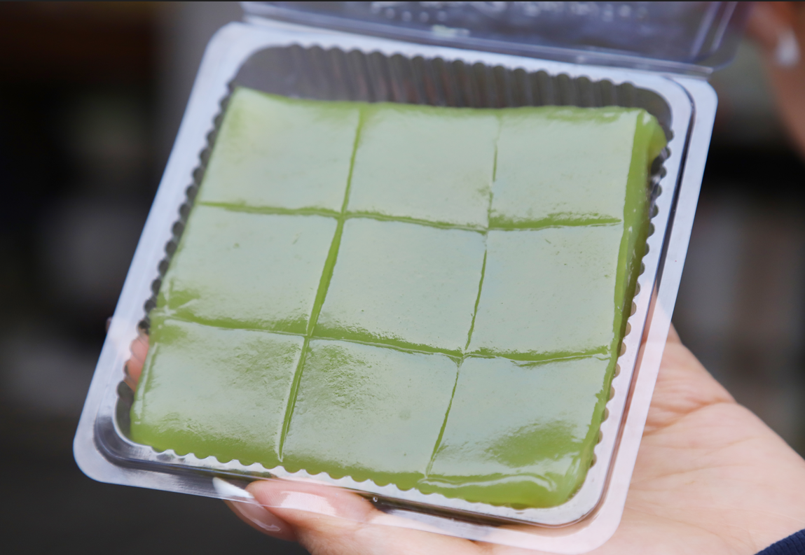 斑蘭千層糕($18)以新鮮斑蘭和椰汁而製,口感煙韌,甜度適中。攝:羅錦鴻