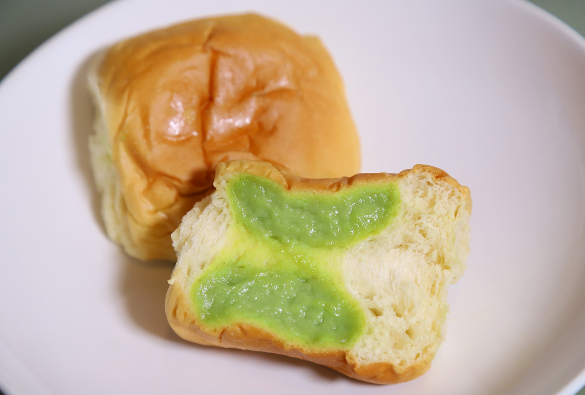 軟熟的麵包配上香滑的斑蘭餡,香氣馥蜜,是街坊必買之一。攝:羅錦鴻