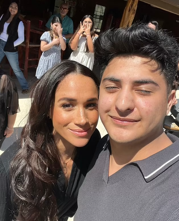 梅根跟在槍擊案中犧牲的女教師姪兒合照。(互聯網)