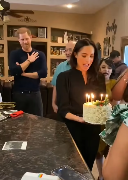 梅根親手送上生日蛋糕。(互聯網)