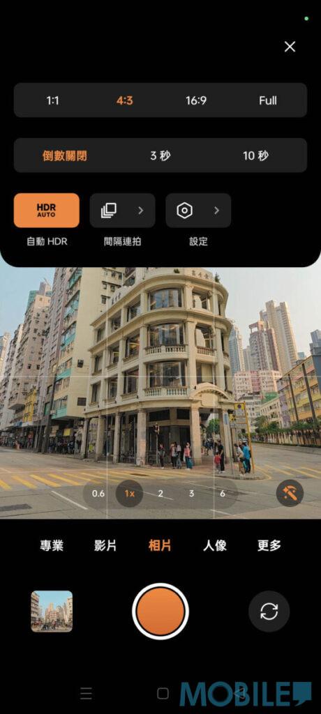 頂端下拉式參數設定介面、「更多」分頁具備高像素、慢鏡跟夜景等常用模式