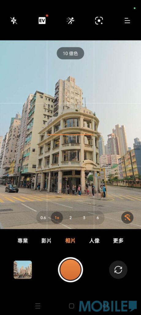 頂端下拉式參數設定介面、「更多」分頁具備高像素、慢鏡跟夜景等常用模式