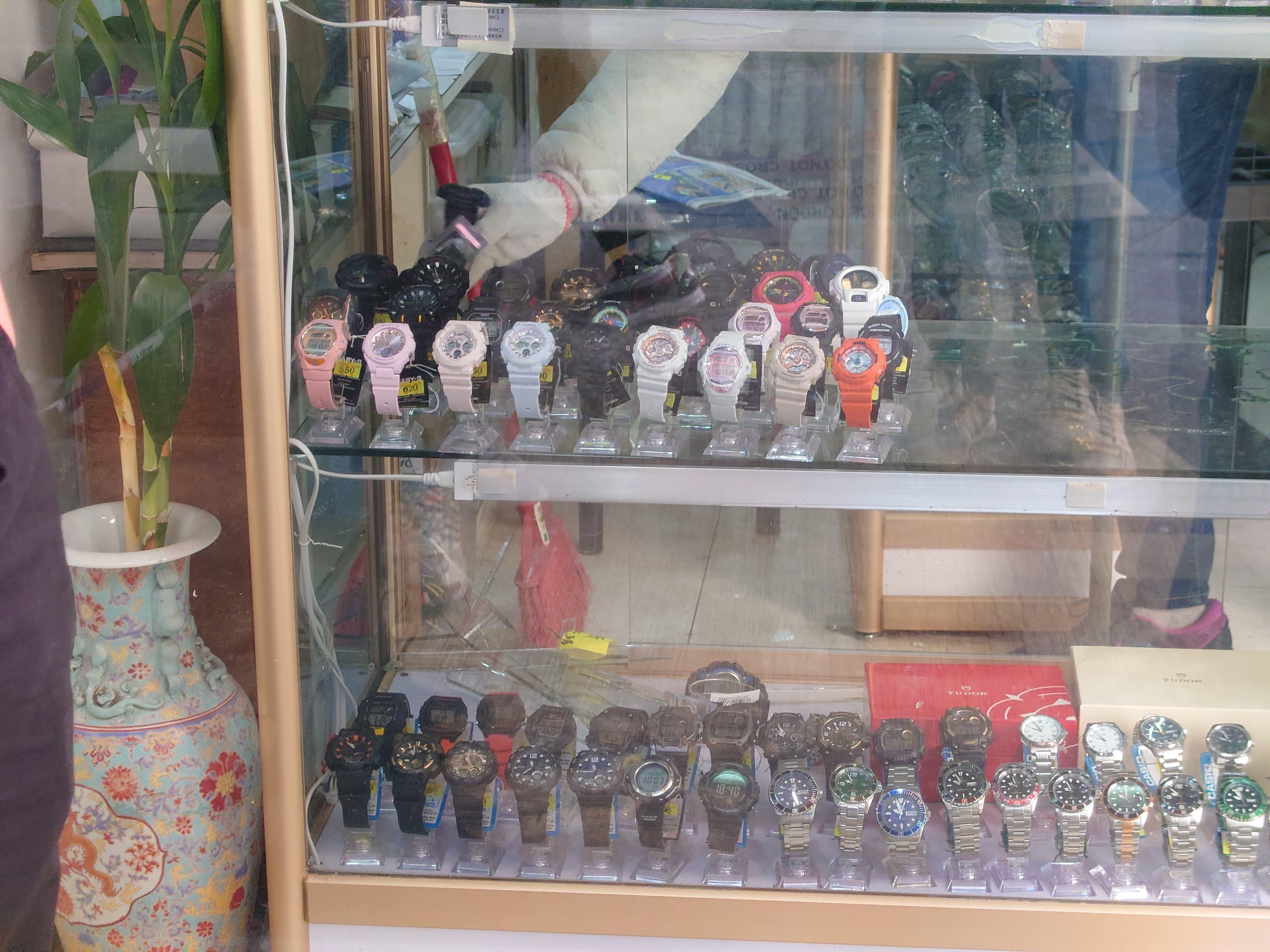 紅磡錶行遭爆竊失30隻錶 包括二手卡地亞勞力士