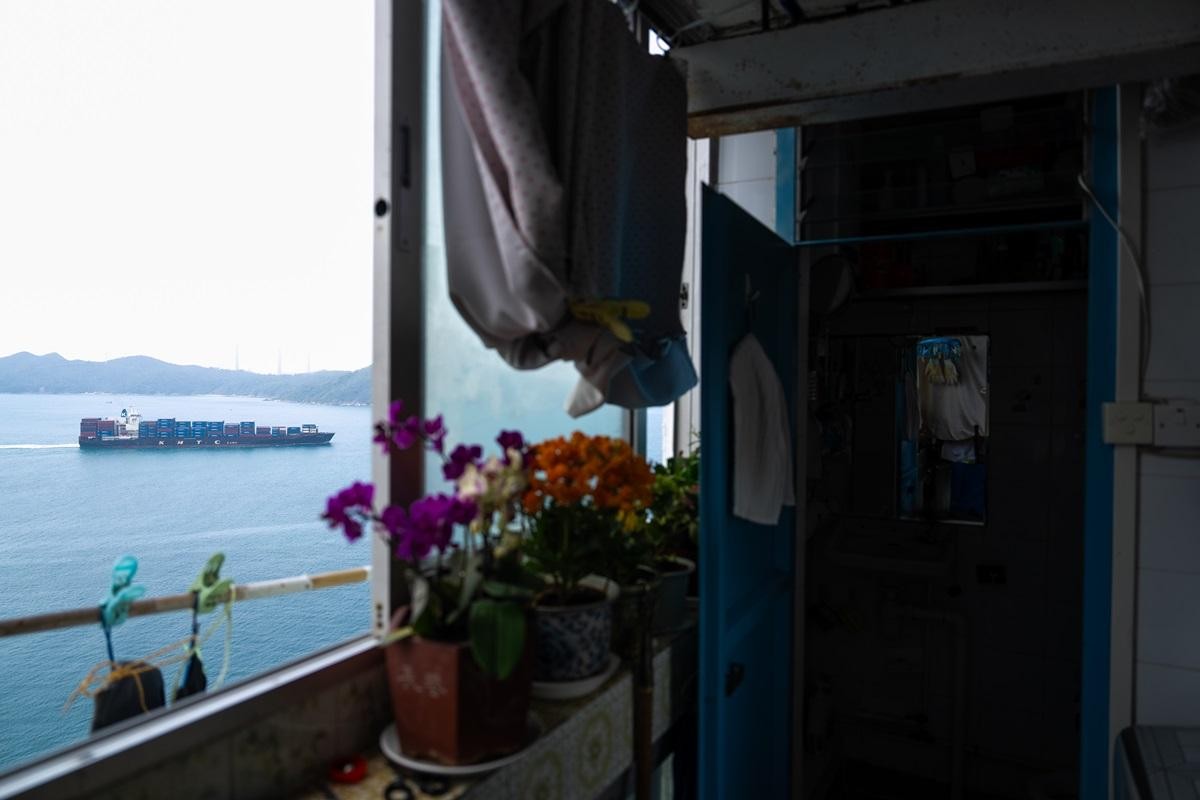 林婆婆自1968年起入住華富邨至今，其單位擁有開揚海景。(林靄怡攝)