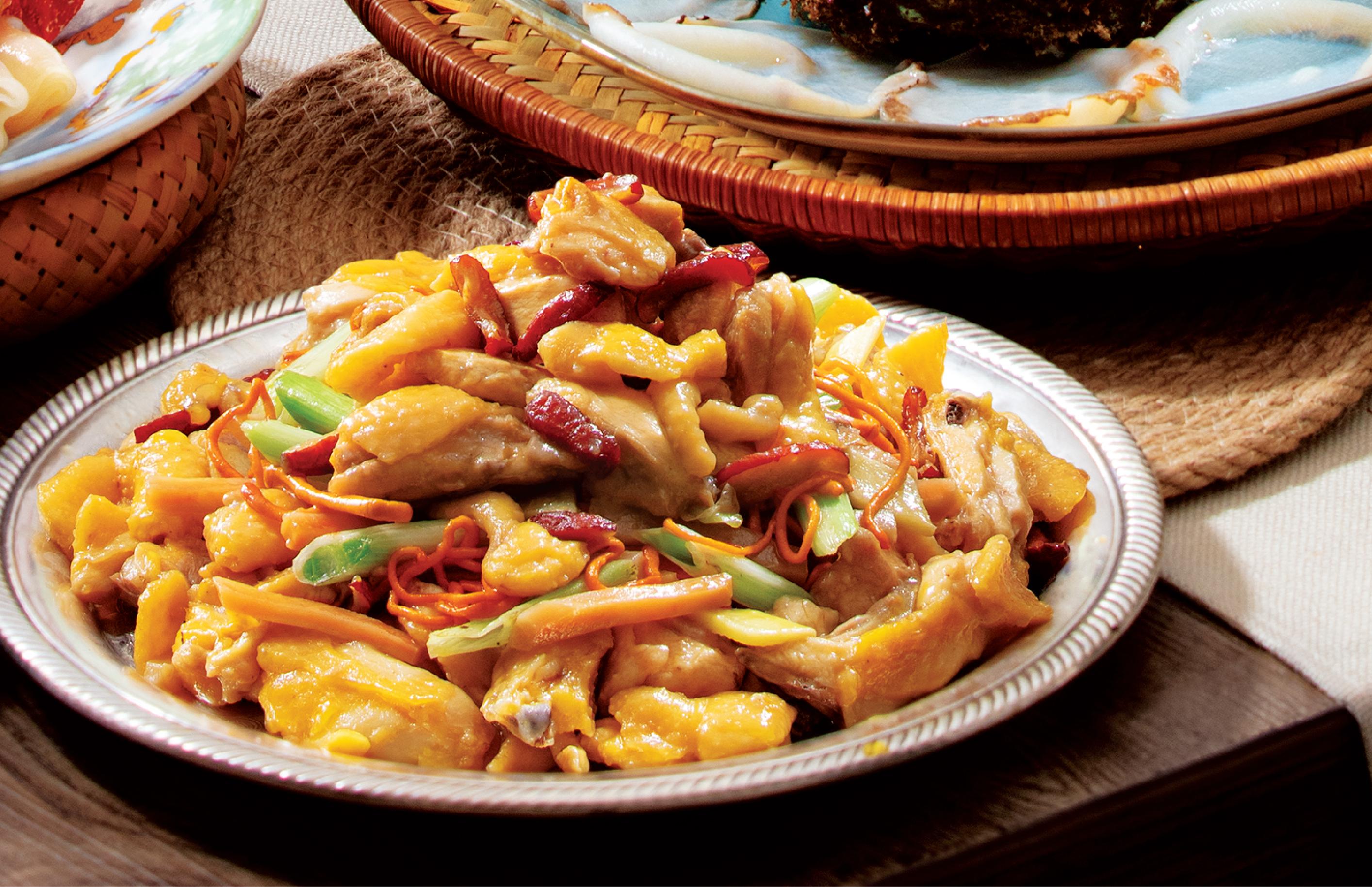 翠亨邨全新順德菜 銅盤蒸原味雞(HK$260半隻、HK$520一隻)