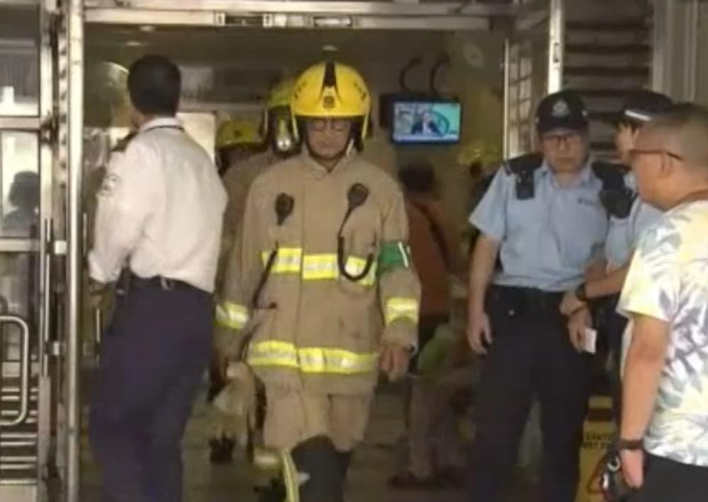 消防員派出一條喉和一隊煙帽隊灌救,並出動搜救隊協助大廈住戶疏散。(電視截圖)